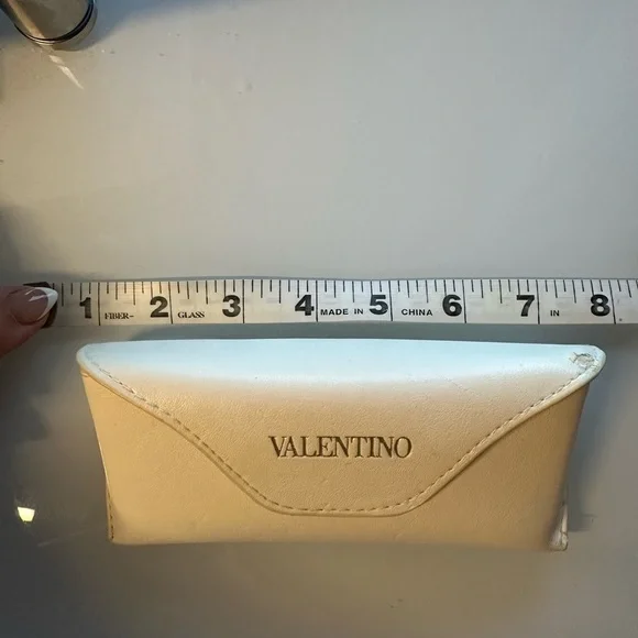 Luxury Vintage-Inspired Valentino Cream Leather Eyeglass Case - Picture 7 of 11
